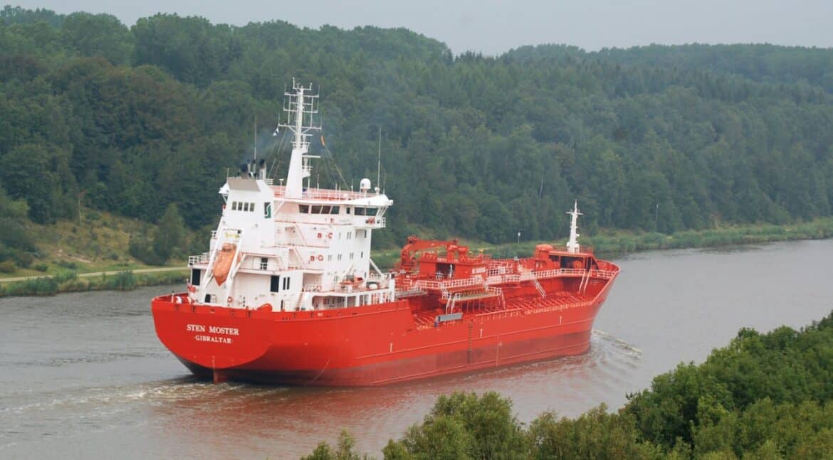 Die "Sten Monster" auf dem Nord-Ostsee-Kanal bei der Autobahnbrücke "Hohenhörn" A23 (nähe Schafstedt)